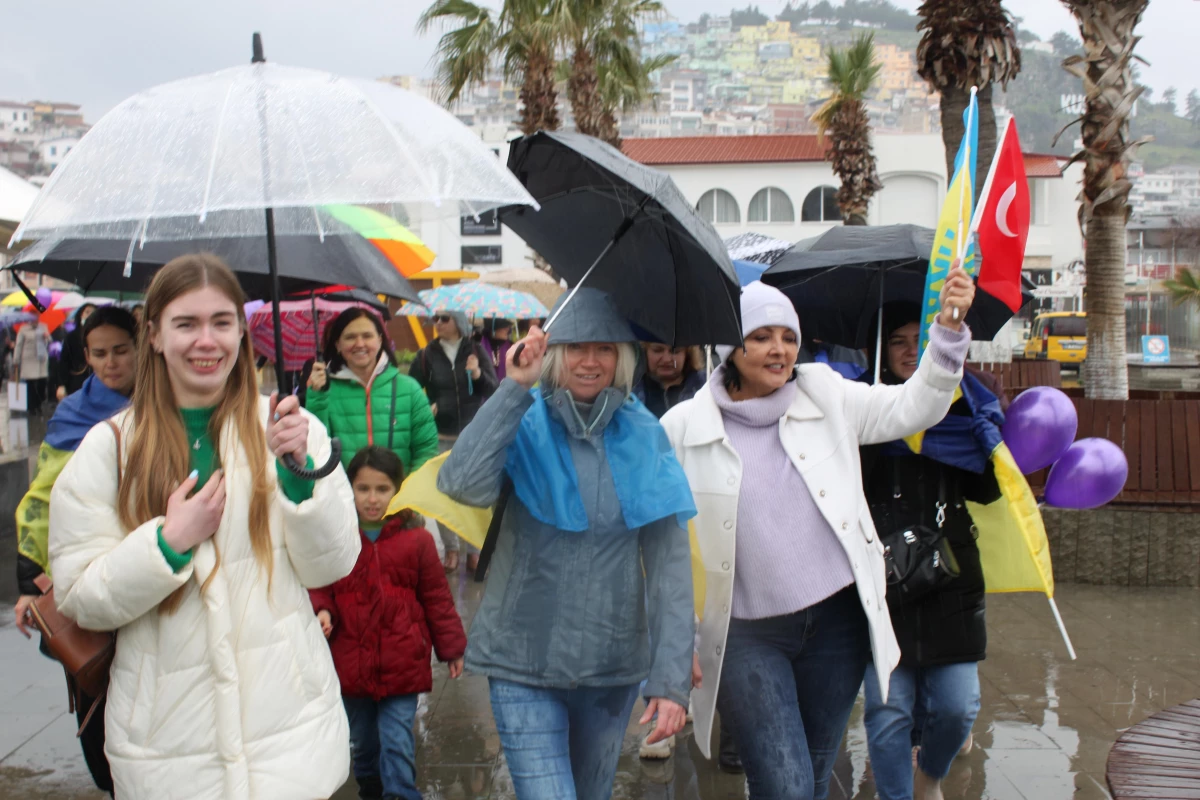 Kuşadası\'nda 8 Mart Dünya Kadınlar Günü yürüyüşle kutlandı