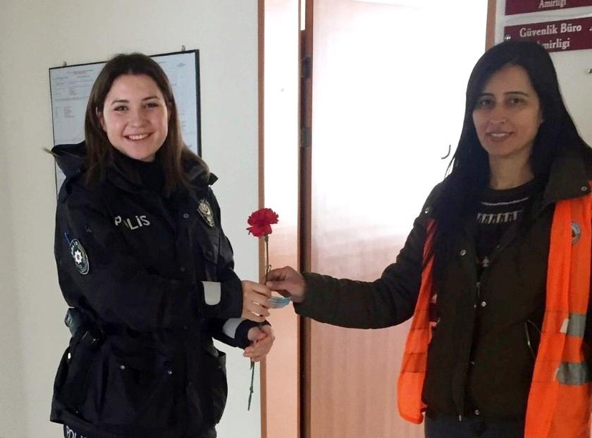 Kuyucak\'ta Kadınlar Günü karanfillerle kutlandı