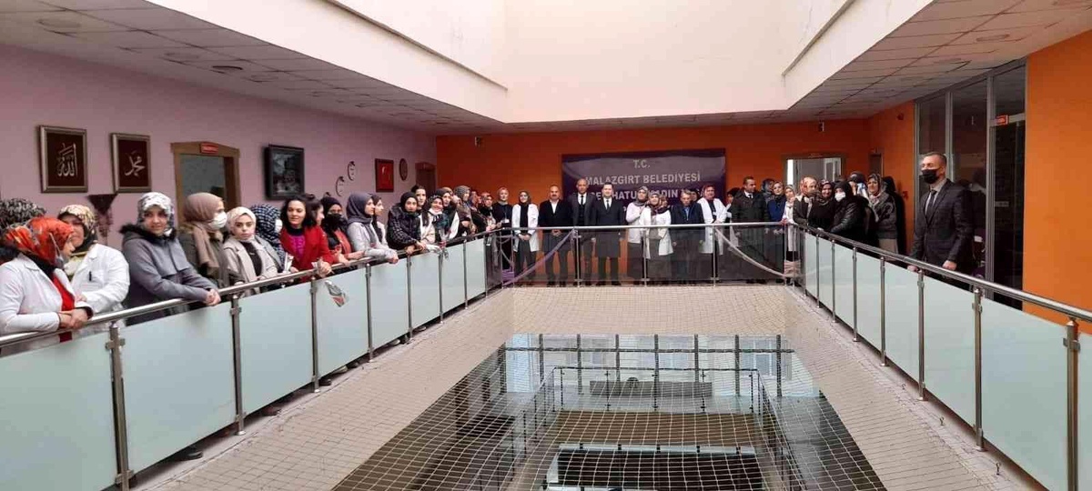 Malazgirt Kaymakamı Demirer, kadınların gününü kutladı