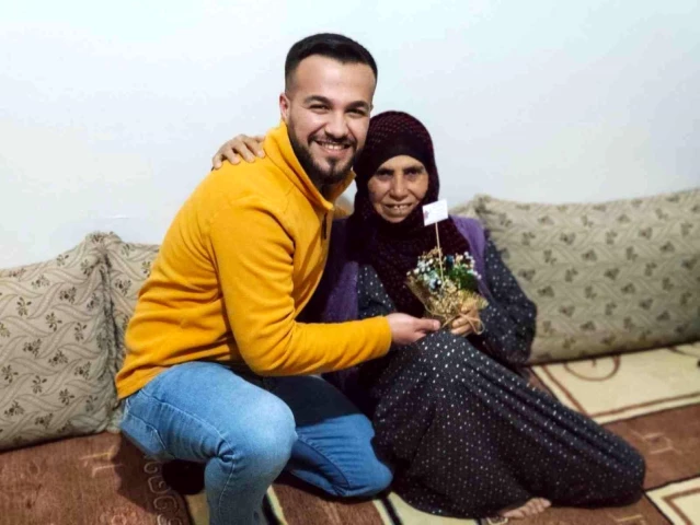 Mardinli öğretmen 3 ilde kadınlara çiçek hediye etti