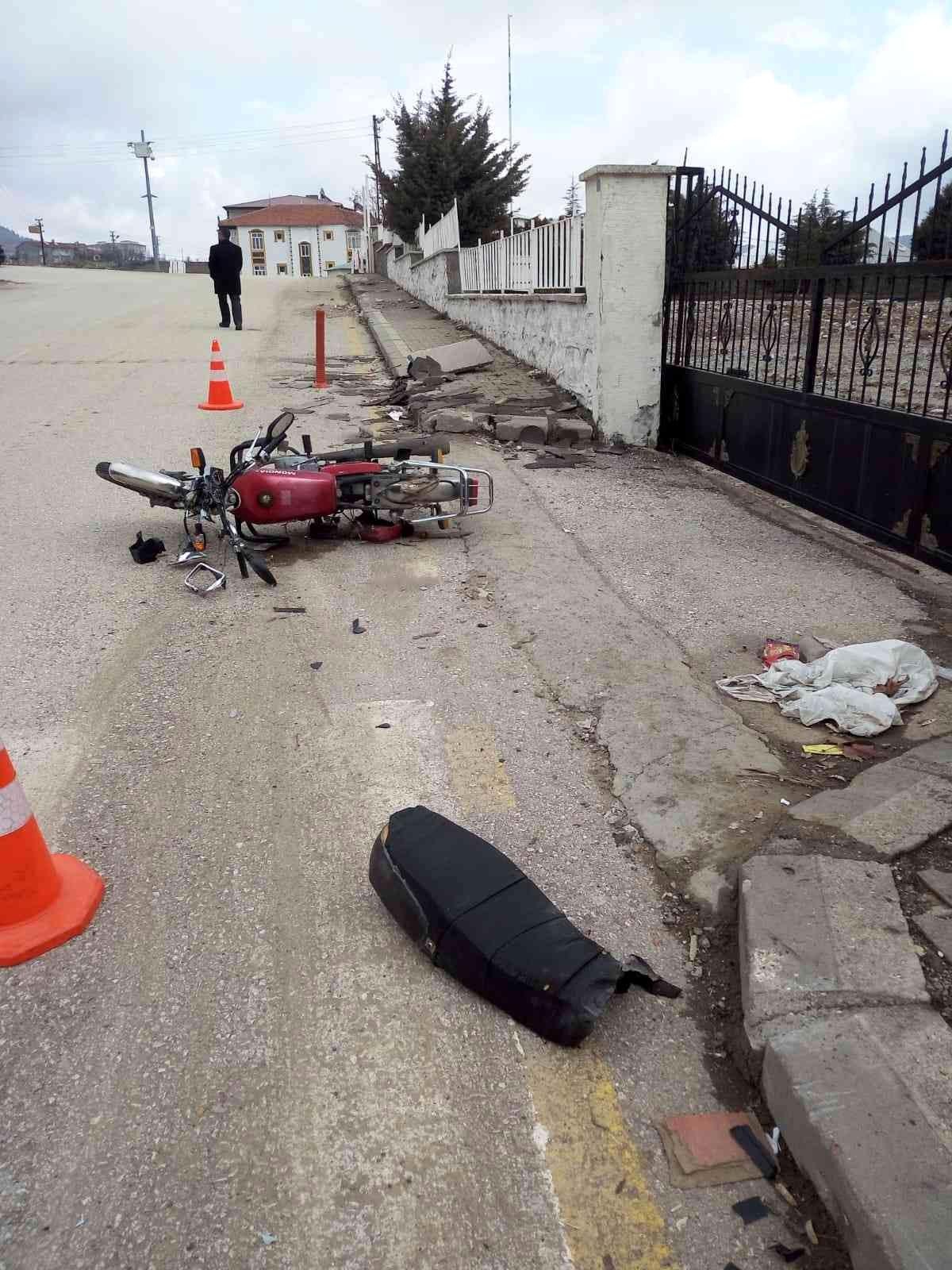 Motosiklet yayaya çarptı: 1 ağır yaralı