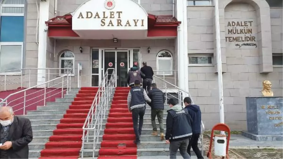 Otomobilde uyuşturucuyla yakalanan 3 şüpheliden 2'si tutuklandı