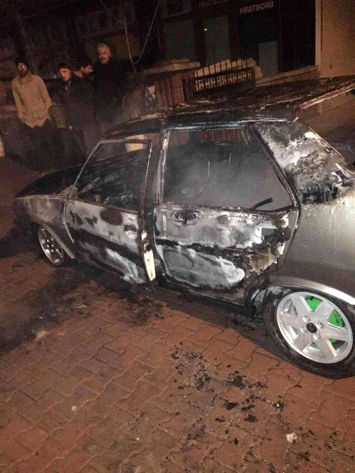 Park halinde alevlere dönen otomobil kullanılmaz hale geldi