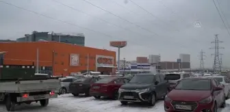 Rusya'da faaliyetini sonlandıracak OBI mağazasında uzun kuyruklar oluştu