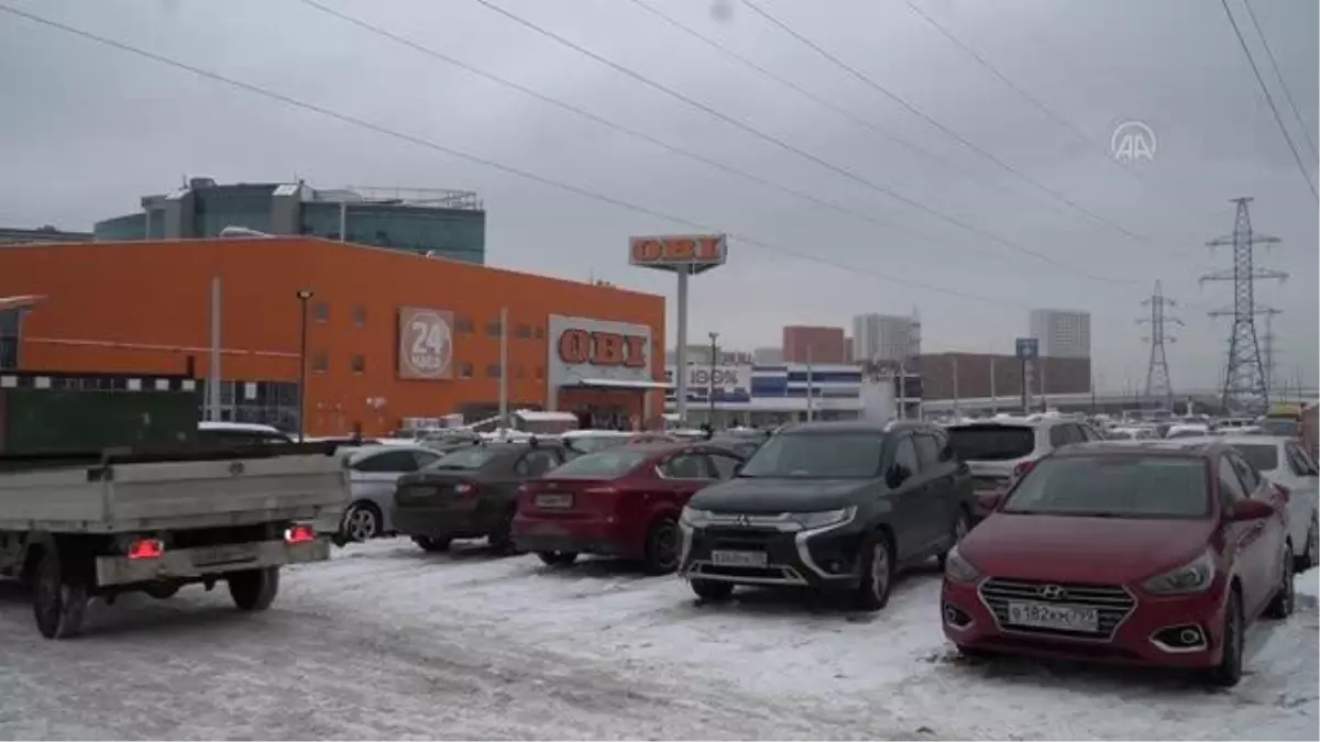 Rusya'da faaliyetini sonlandıracak OBI mağazasında uzun kuyruklar oluştu