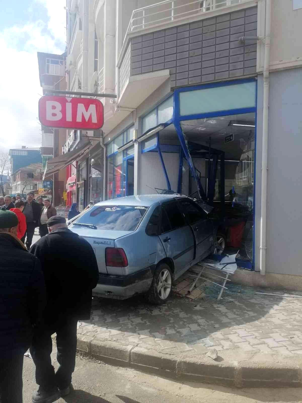 Samsun\'da otomobil markete girdi: 2 yaralı