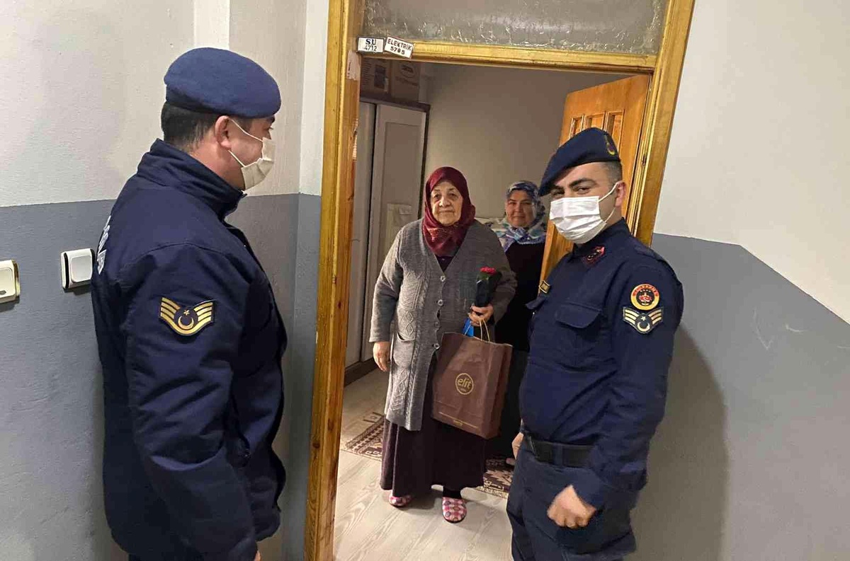 Şehit anneleri ve kadın çalışanlara karanfilli kutlama