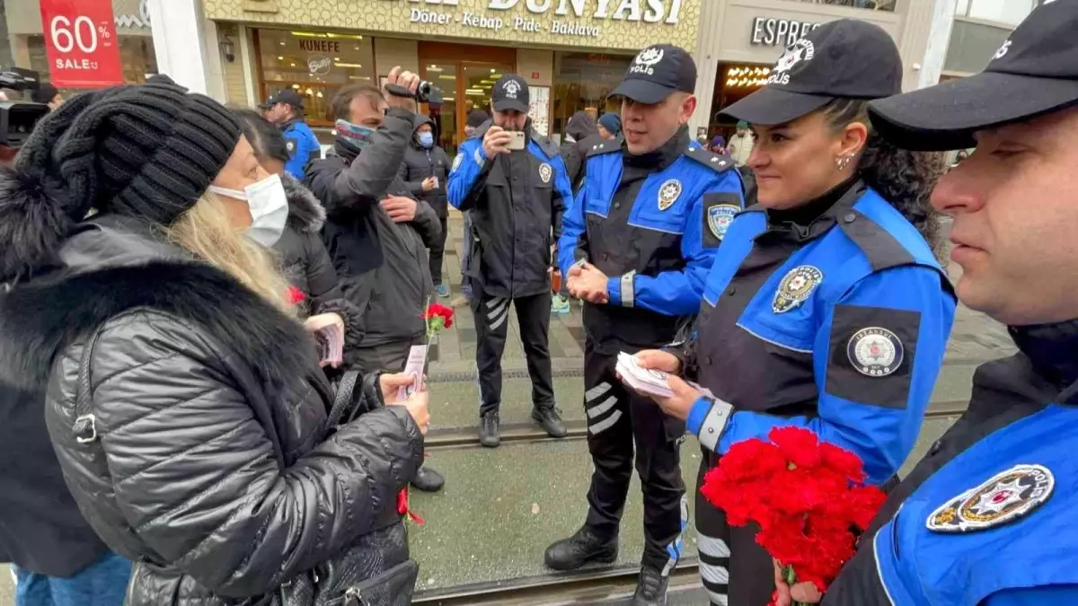 Taksim\'de kadınlara karanfil sürprizi, KADES tanıtıldı