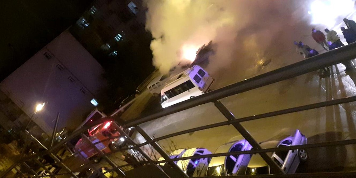 Tamirden gelen otomobil park halindeyken yandı
