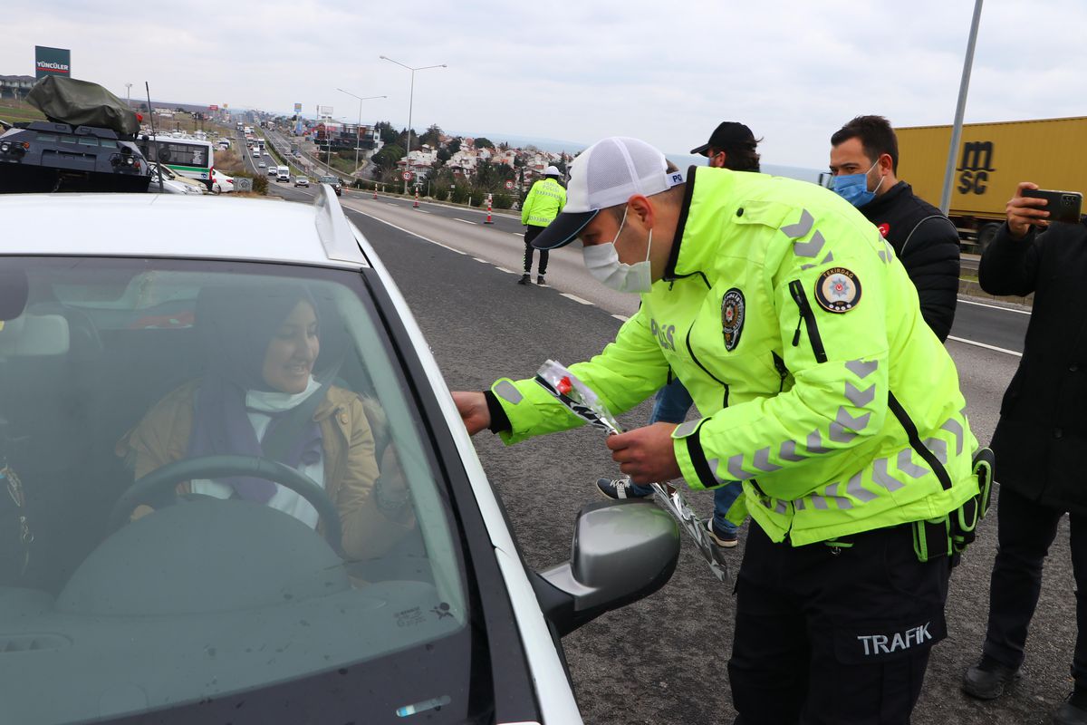 Son dakika haber: Tekirdağ\'da polisten kadın sürücü ve yolculara karanfilli kutlama