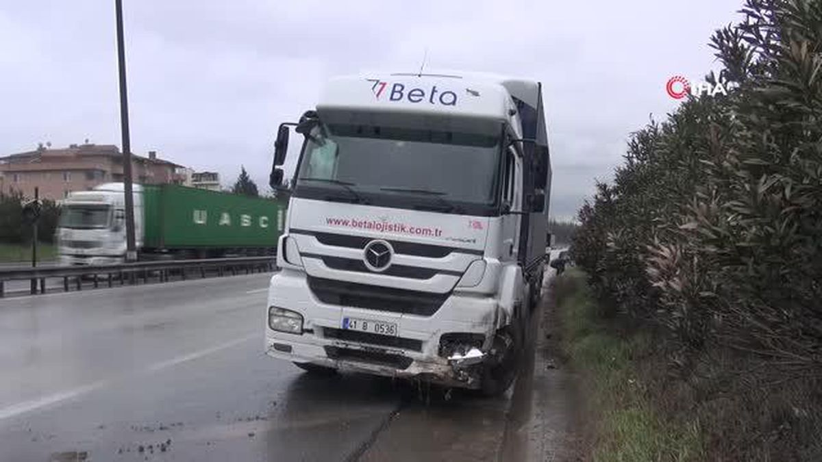 TEM Otoyolunda korkutan kaza: 2 kişi yaralandı, kilometrelerce kuyruk oluştu