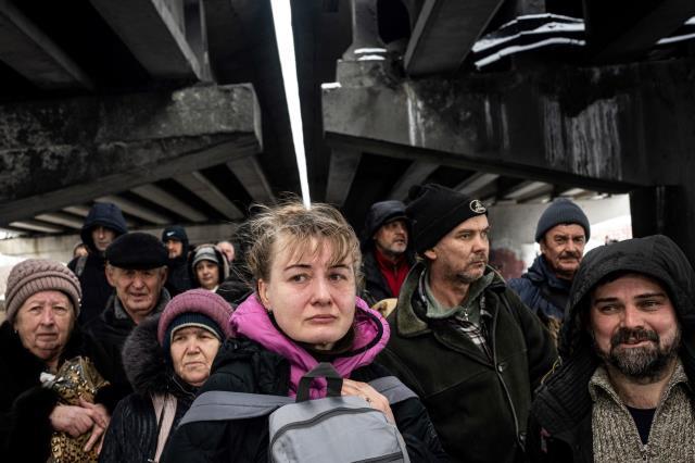 Ukrayna'da sivil halkın zorlu mücadelesi! Tahliyeler kar yağışı altında devam ediyor