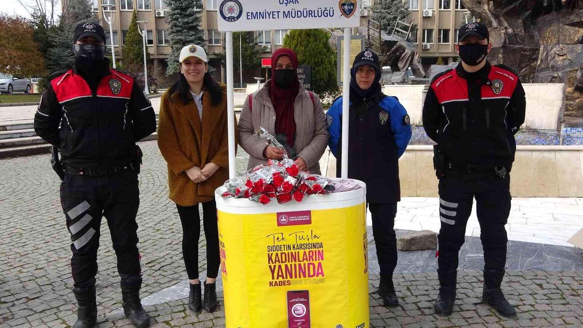 Uşak\'ta Dünya Kadınlar Günü\'nde kadınlara karanfil dağıtıldı