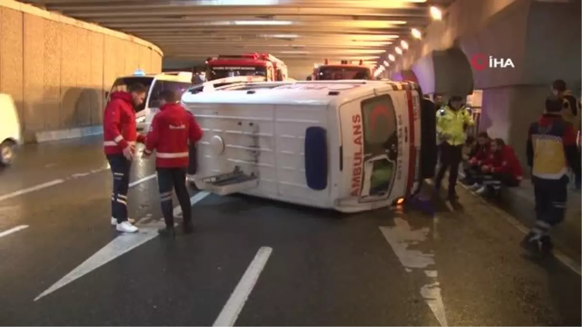 Son dakika haber... Zeytinburnu'da alt geçitte ambulans devrildi