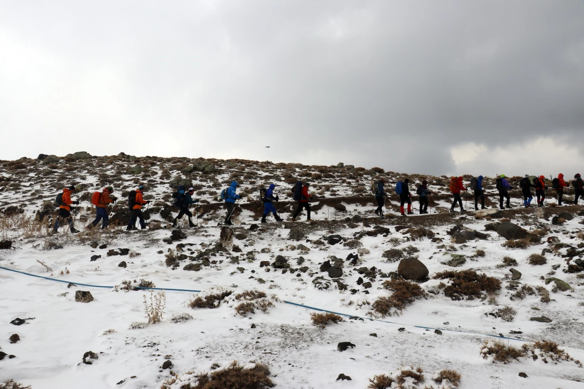 Ağrı Dağı\'nda kar ve tipiye yakalanan dağcılar zirve yapamadan döndü