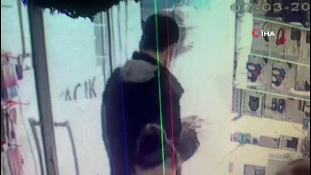 Bakmak için aldığı telefonu çaldı, satmaya çalışırken yakalandı