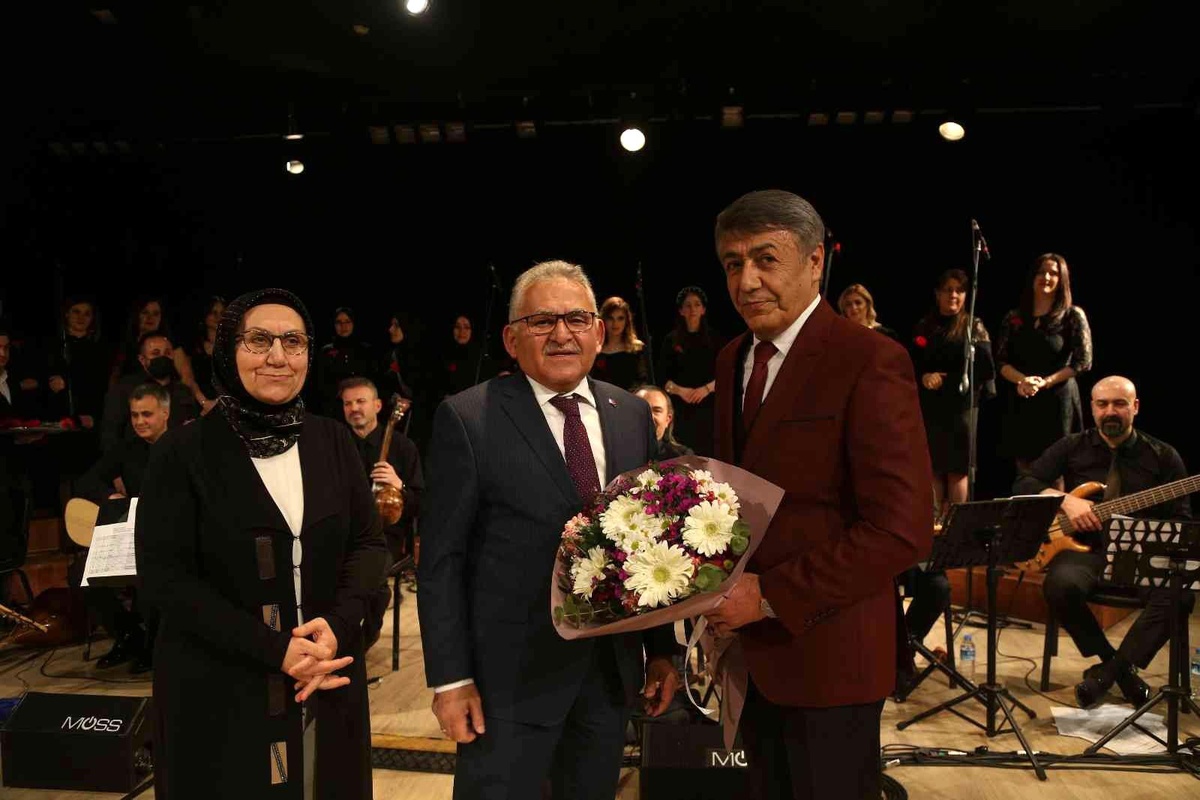 Başkan Büyükkılıç, Kadınlar Korosu Konseri\'ni eşi ile birlikte izledi
