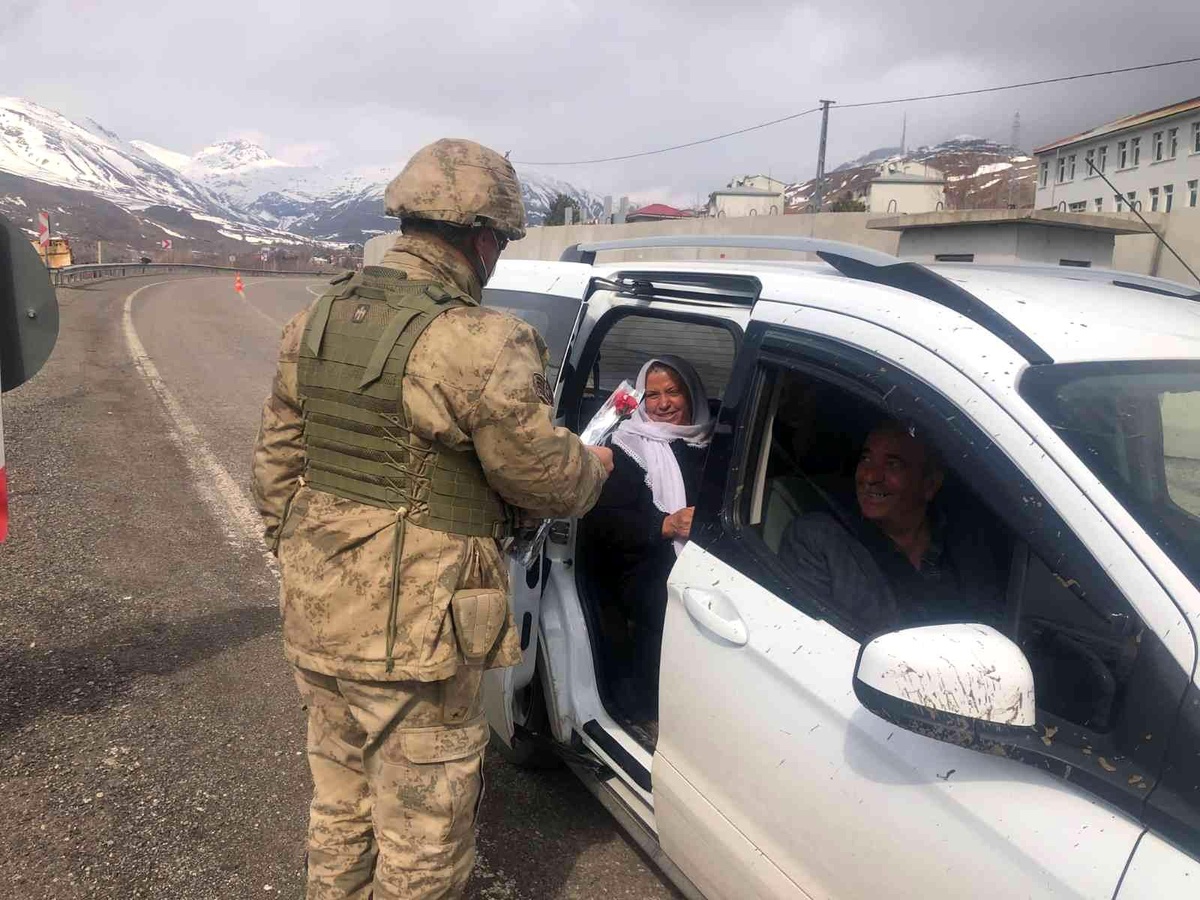 Bingöl\'de jandarma kadınlara karanfil verdi, KADES\'i tanıttı