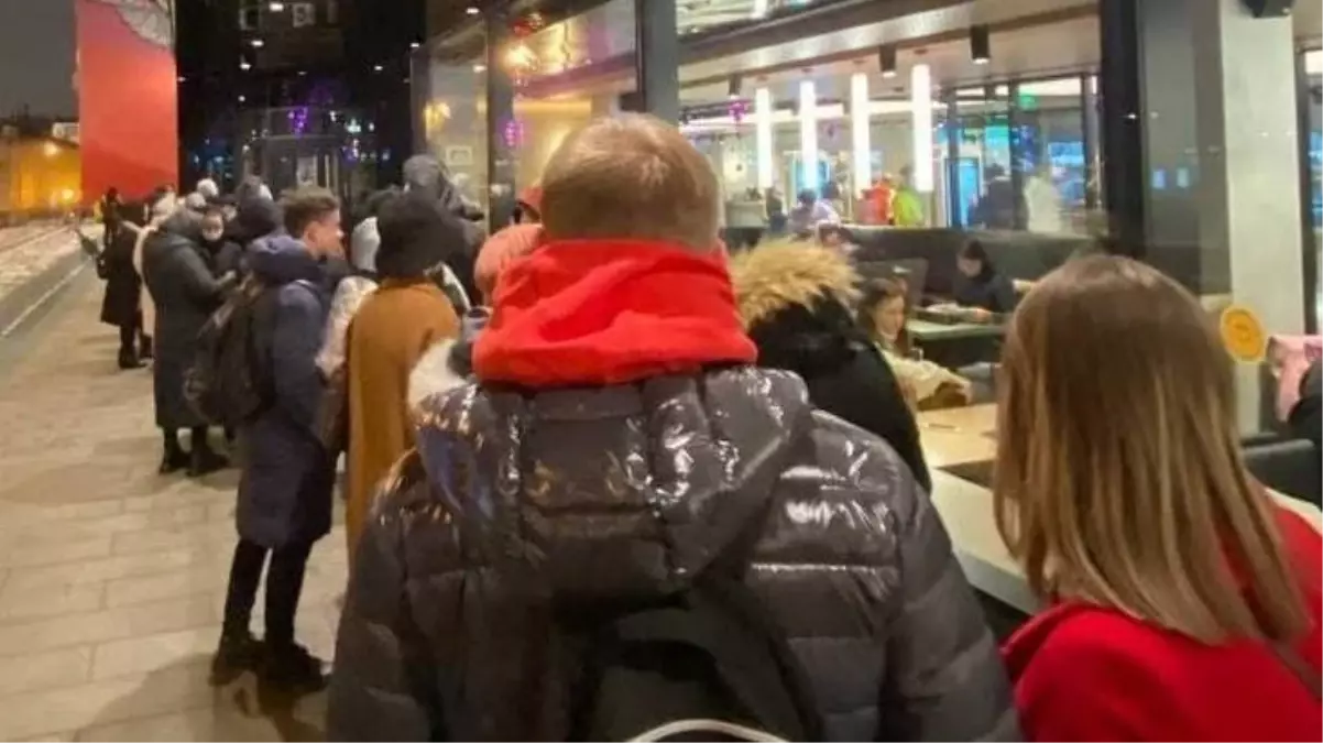 Son bir hamburger yemek istediler: McDonalds Rusya\'dan çekilme kararı alınca, önünde kuyruklar oluştu