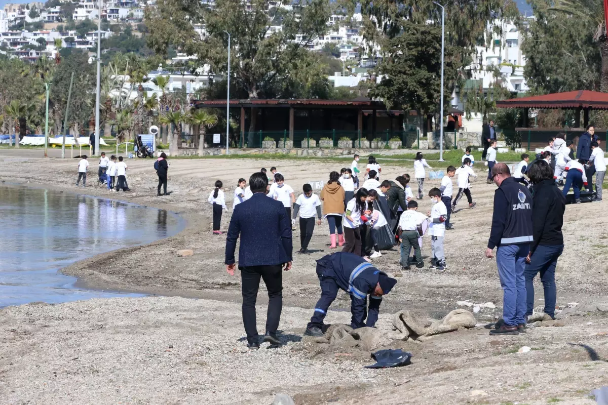 Bodrum\'da dalgıçlar denizi, öğrenciler kıyıyı temizledi