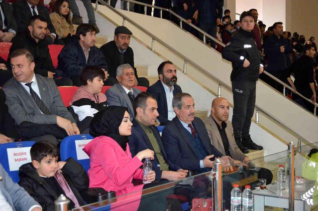 Çekişmeli maçın galibi Adilcevaz TÜRŞAD oldu