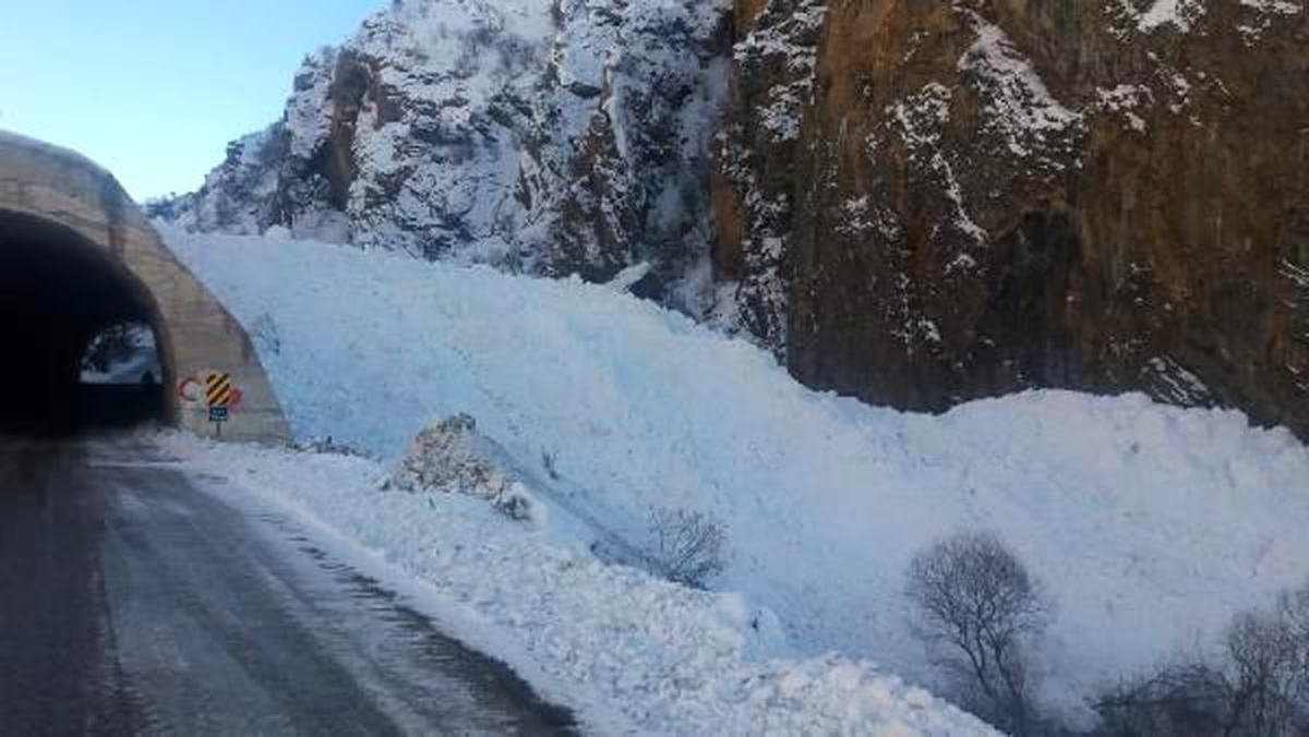 Çığ tehlikesi nedeni ile Hozat-Karaoğlan-Ovacık yolu ulaşıma kapatıldı