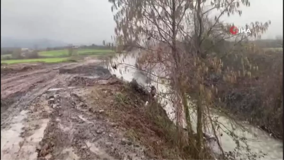 Çuval çuval atığı dereye attılar