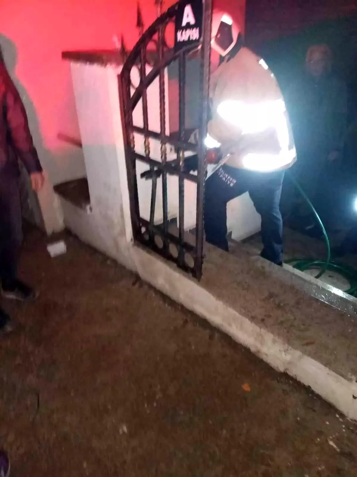 Son dakika haberi! Erdek'te kapı demirine sıkışan köpeğin imdadına itfaiye yetişti