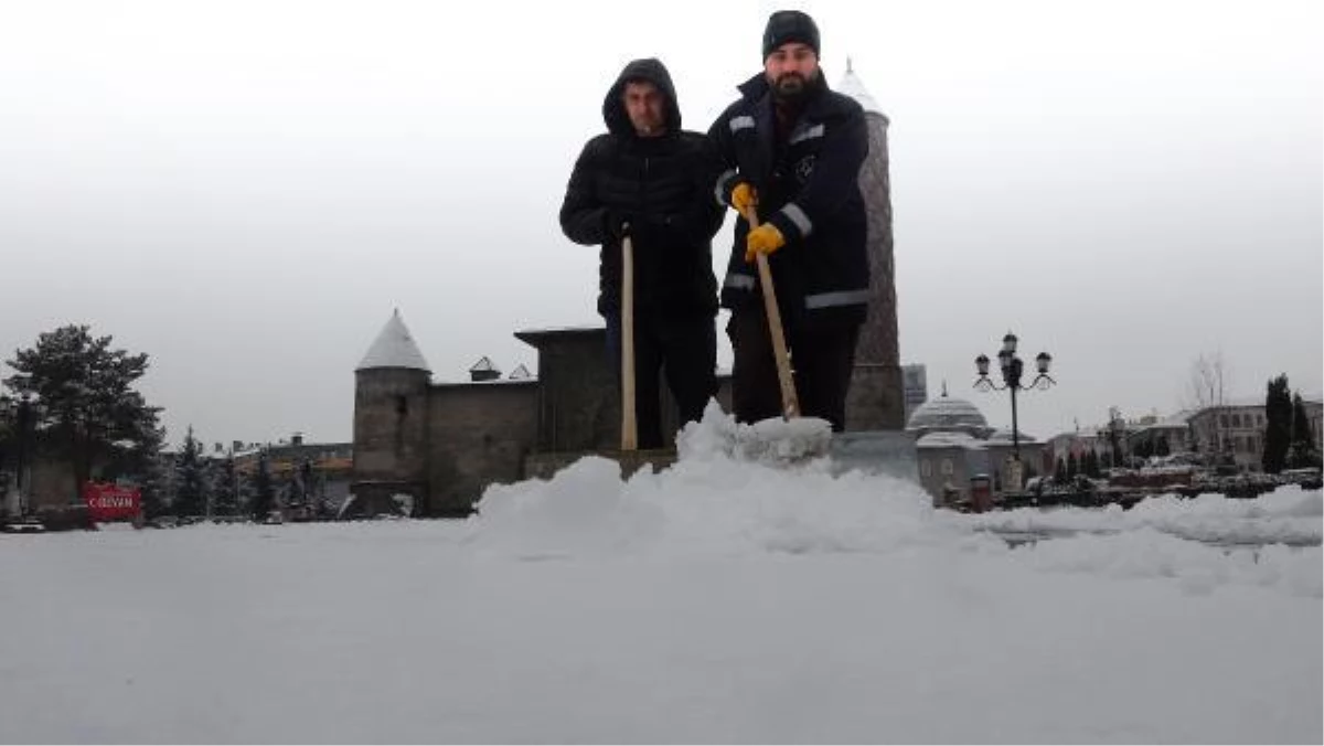 Erzurum\'da kar yağışı; köy yolları kapandı, törenler iptal edildi