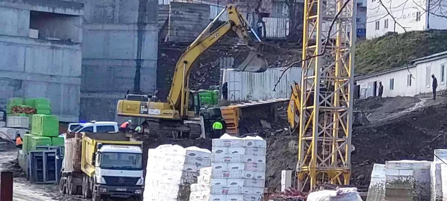 Gaziosmanpaşa'da hafriyat kamyonu devrildi; 1 yaralı