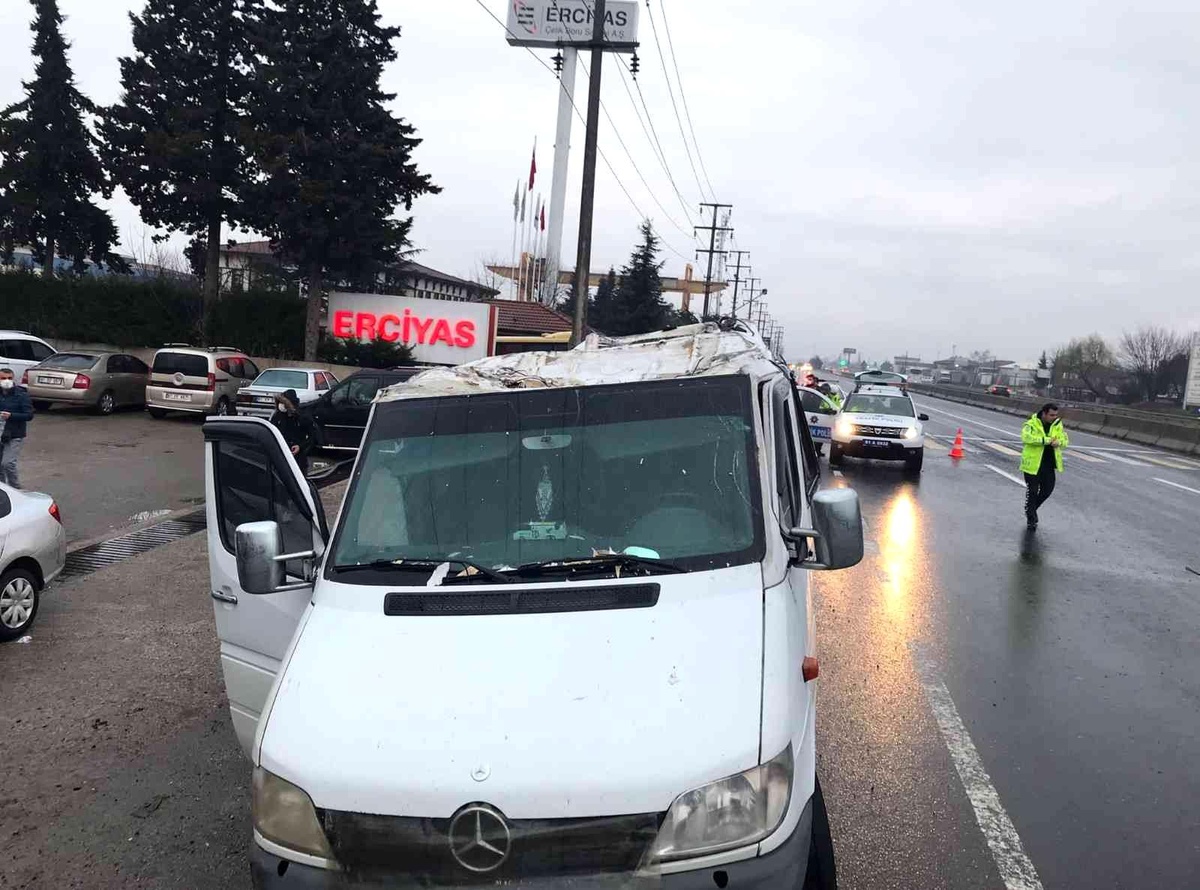 İşçi servisi ile boru yüklü tır çarpıştı 9 yaralı
