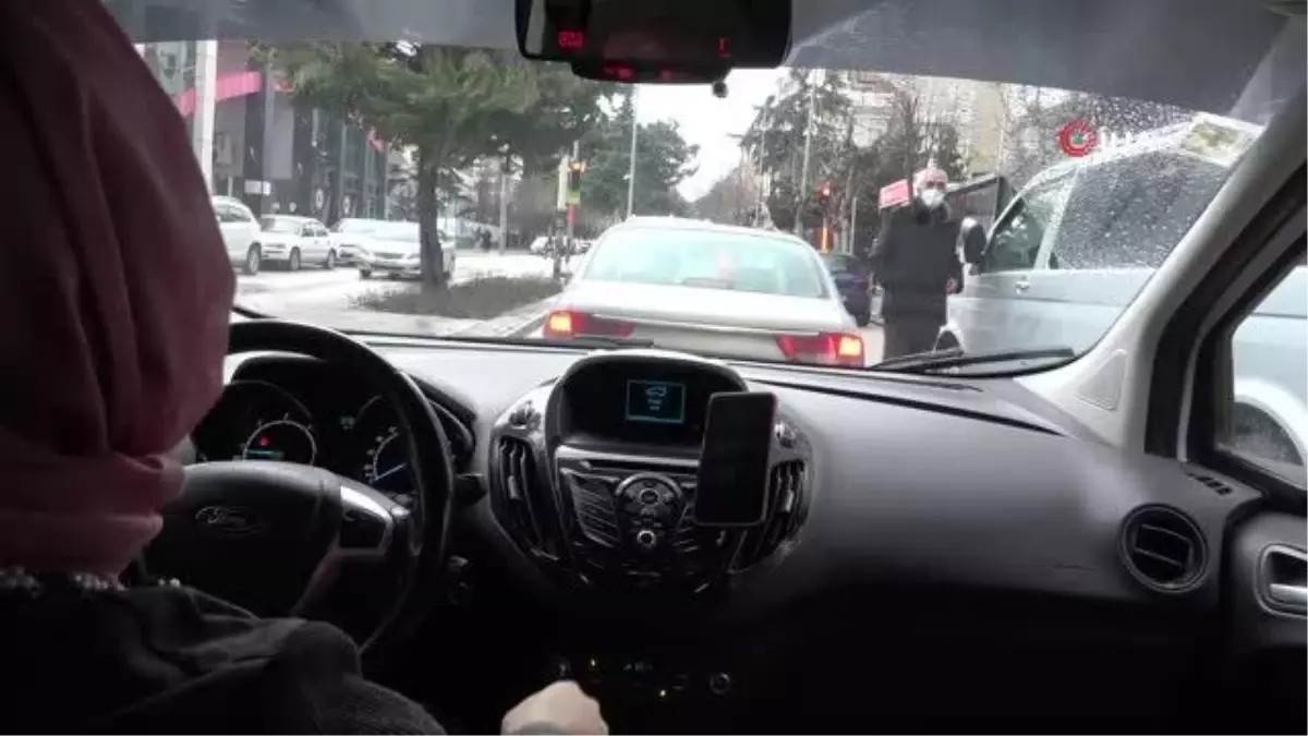 Isparta'da 3 çocuk annesi kadın 6 yıldır taksicilik yapıyor