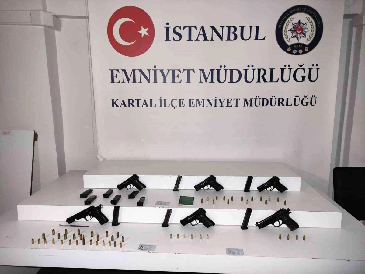 İstanbul\'da yasa dışı silah ticareti operasyonu: 4 gözaltı... 6 tabanca, 11 şarjör ele geçirildi