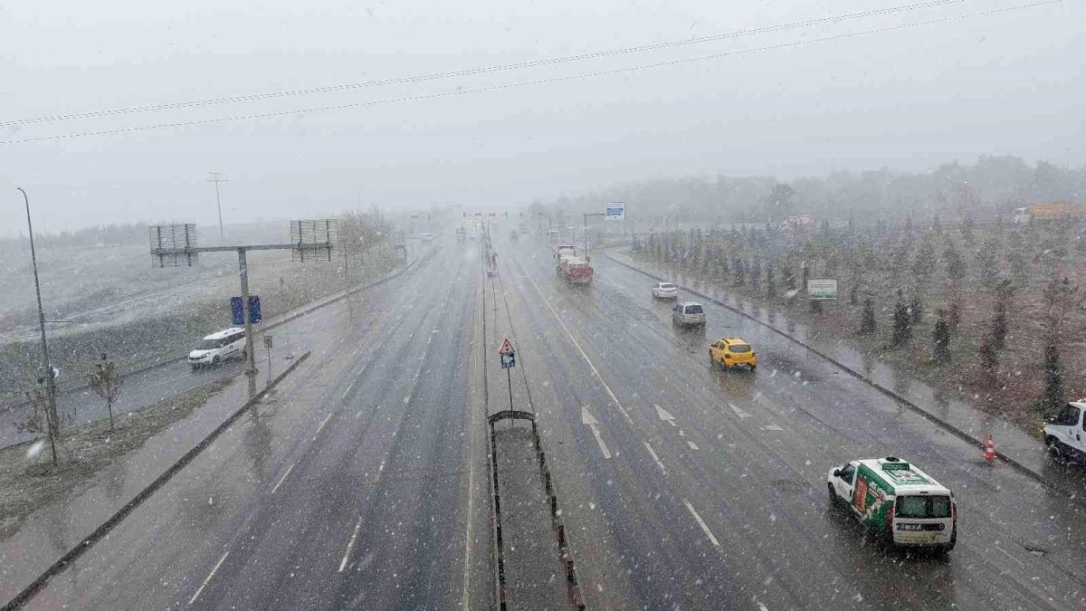 İstanbul\'un yüksek kesimlerinde kar yağışı