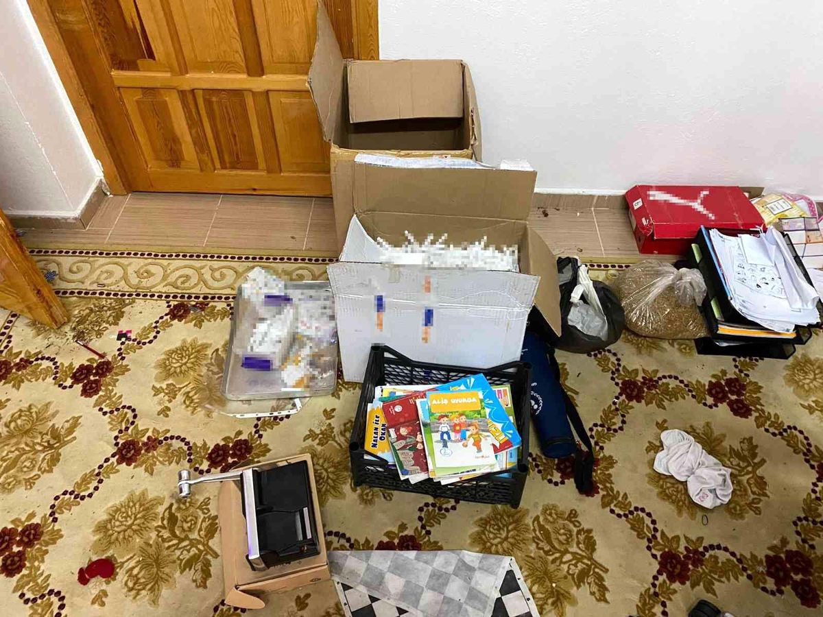 Kaçak sigara imalathanesine dönüştürülen eve operasyon