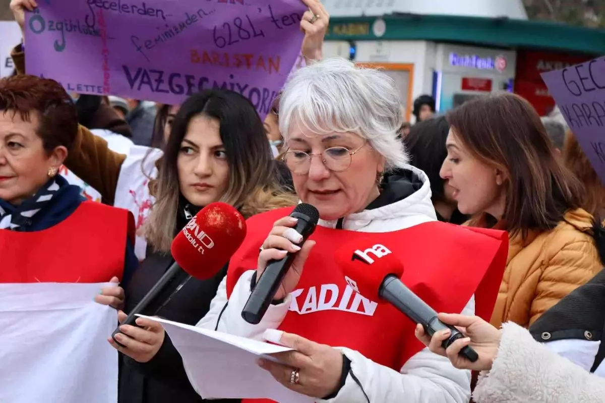 Kadınlardan halaylı, şarkılı Kadınlar Günü kutlaması