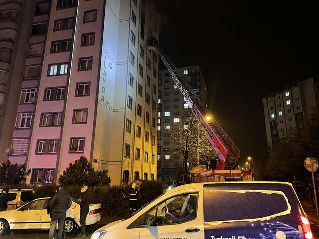 Bir kişi ateşe verdiği evin kapısı kırılarak dışarıya çıkarıldı