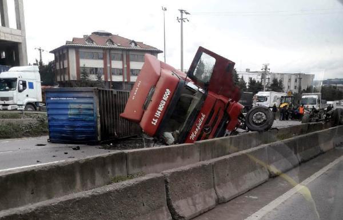 Kocaeli\'de 4 araçlı zincirleme kaza; yolun İstanbul yönü kapandı