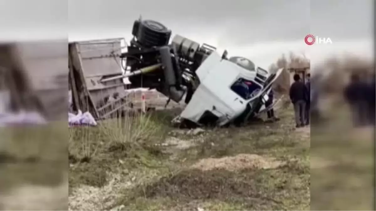Kontrolden çıkan tır devrildi, dorsesindeki gübreler yola savruldu