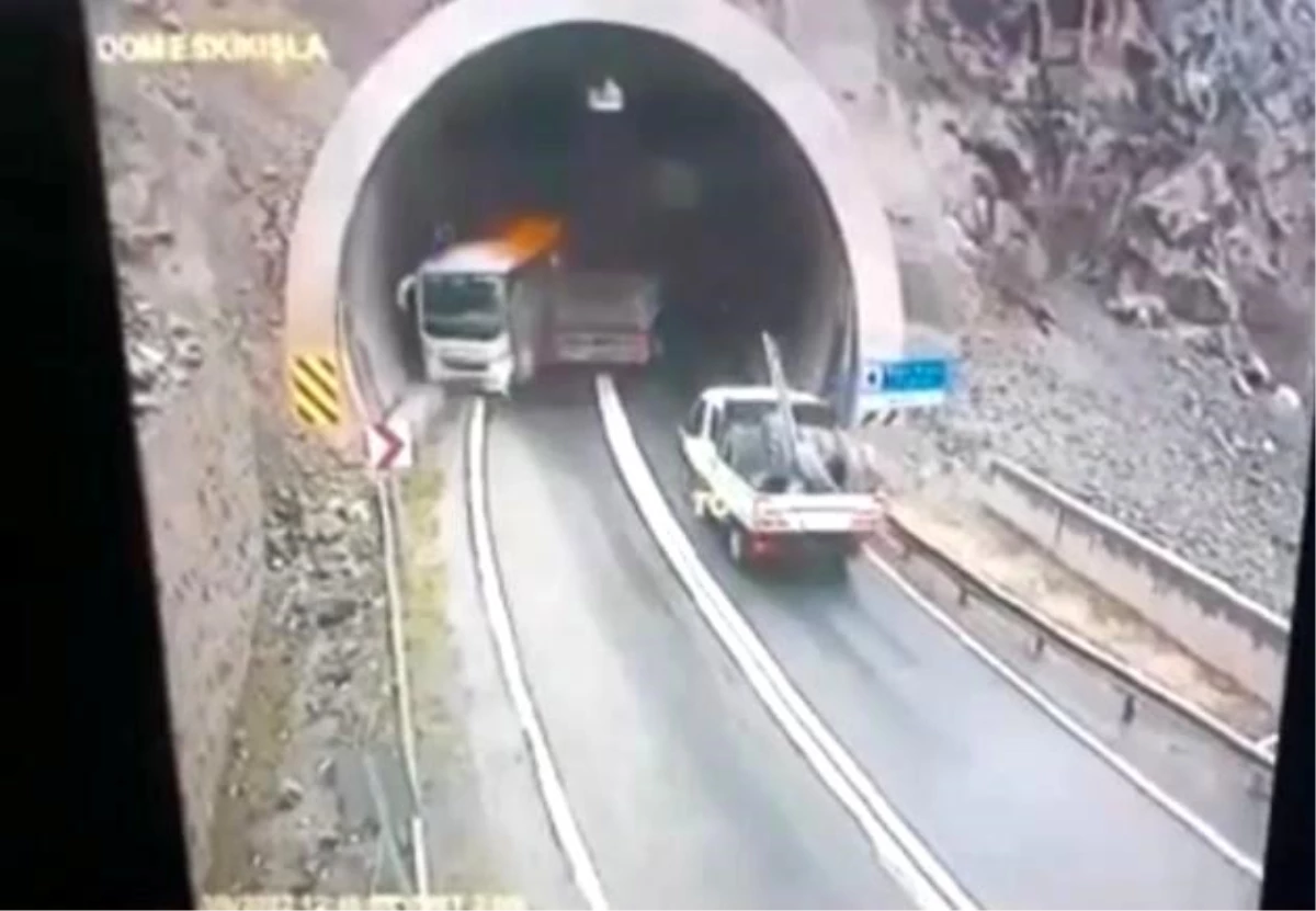 Kontrolden çıkan tır tünel girişinde yolcu otobüsüne böyle çarptı