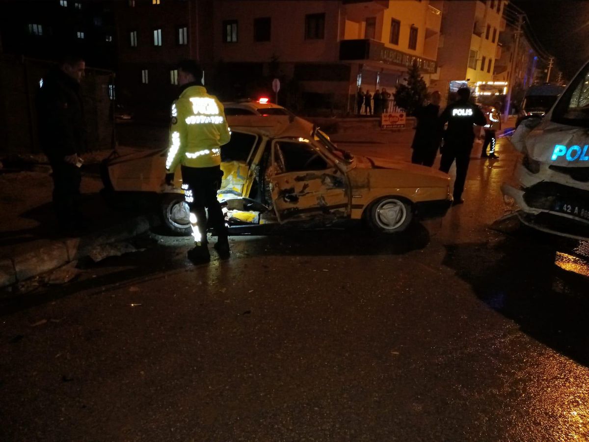 Konya\'da polis aracı ile otomobilin çarpışması sonucu 4 kişi yaralandı