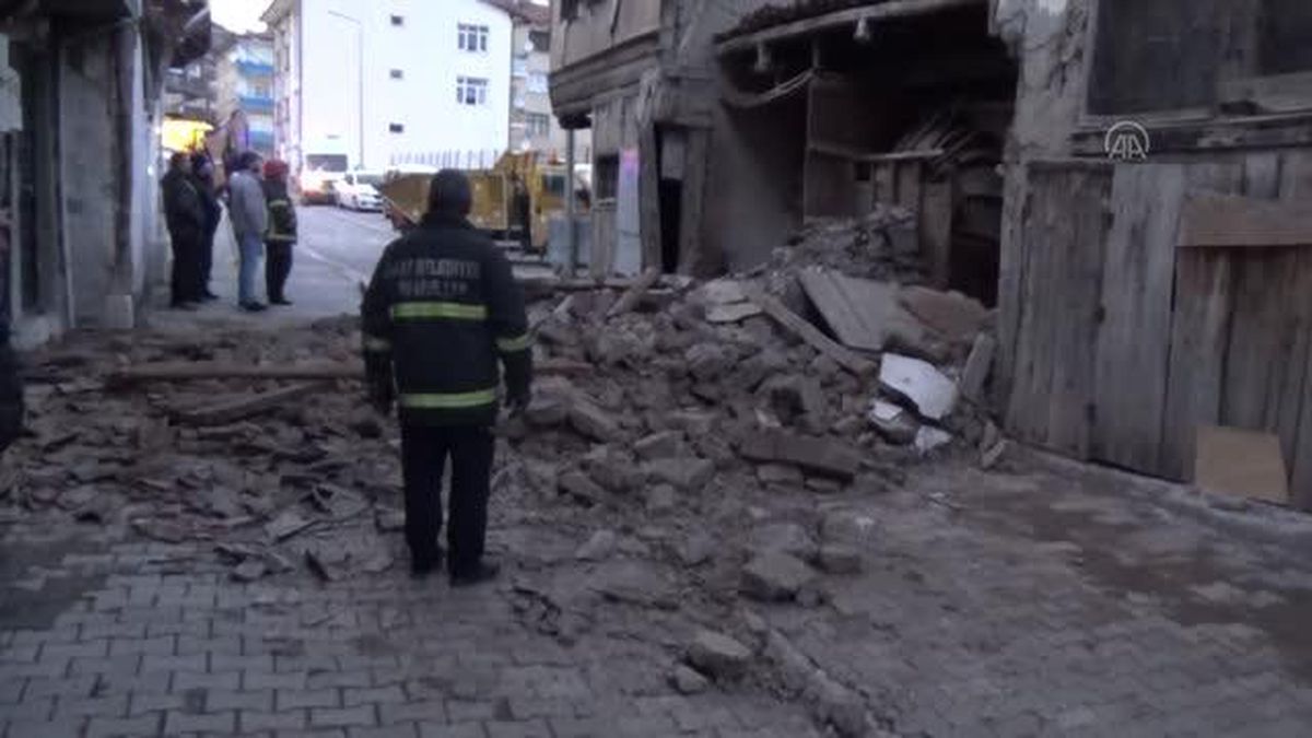 Kullanılmayan ahşap evin duvarı yıkıldı