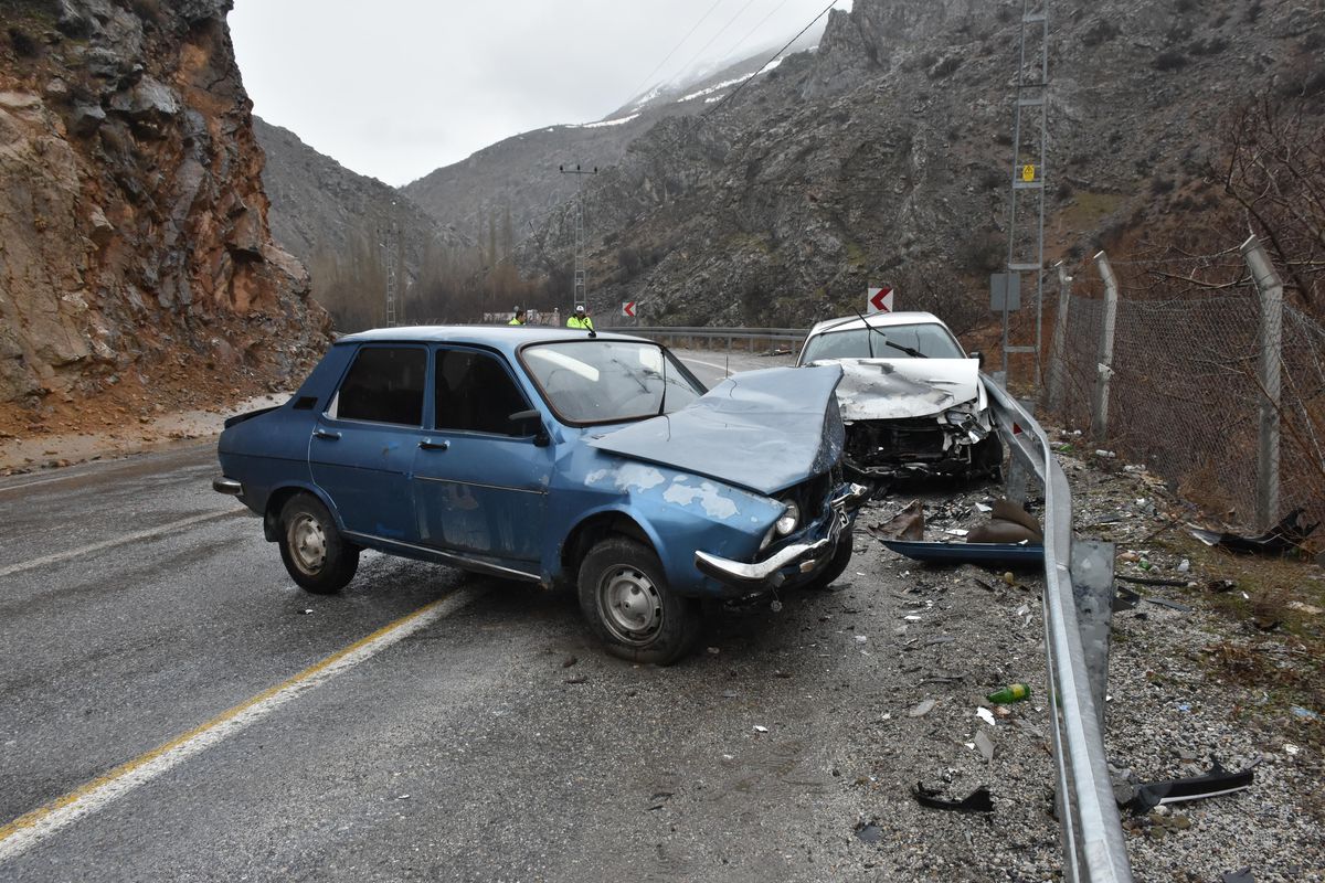 Malatya'da iki otomobilin çarpışması sonucu 5 kişi yaralandı