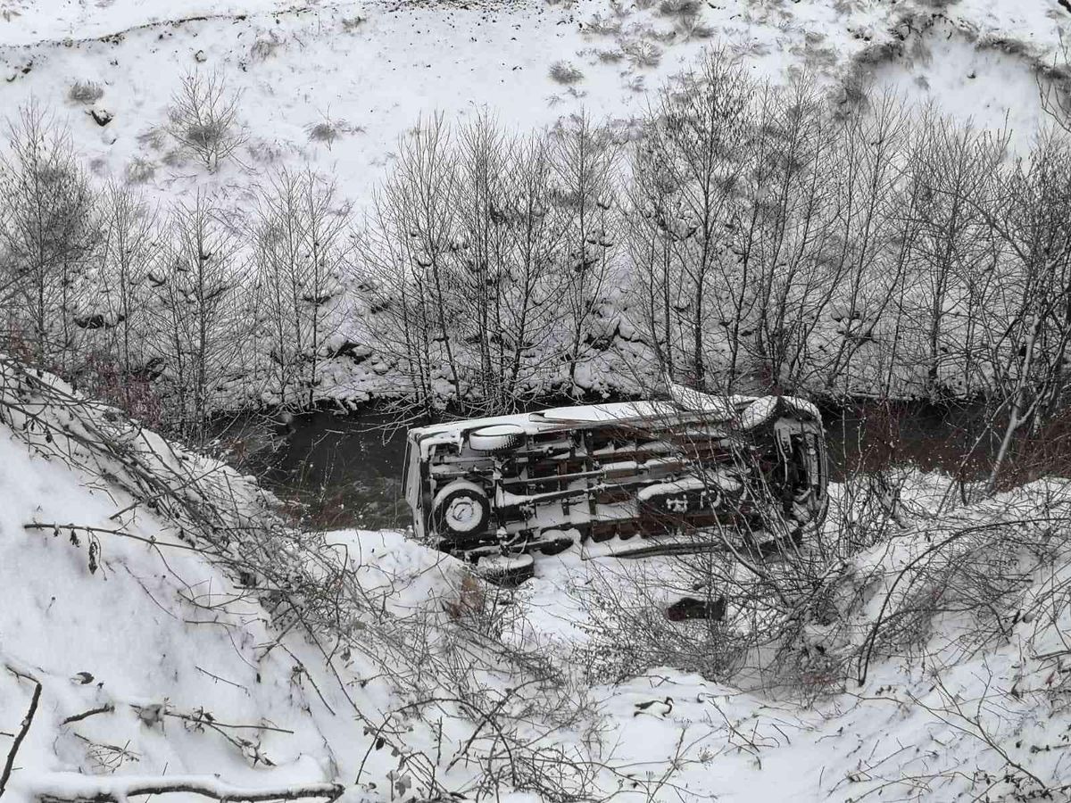 Minibüs uçuruma devrildi: 4 yaralı