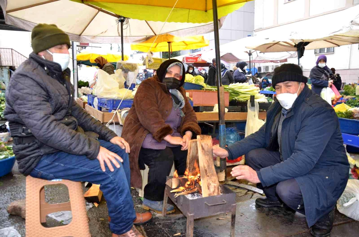 Ordu\'da pazarcı esnafının \'soğuk\' mesaisi