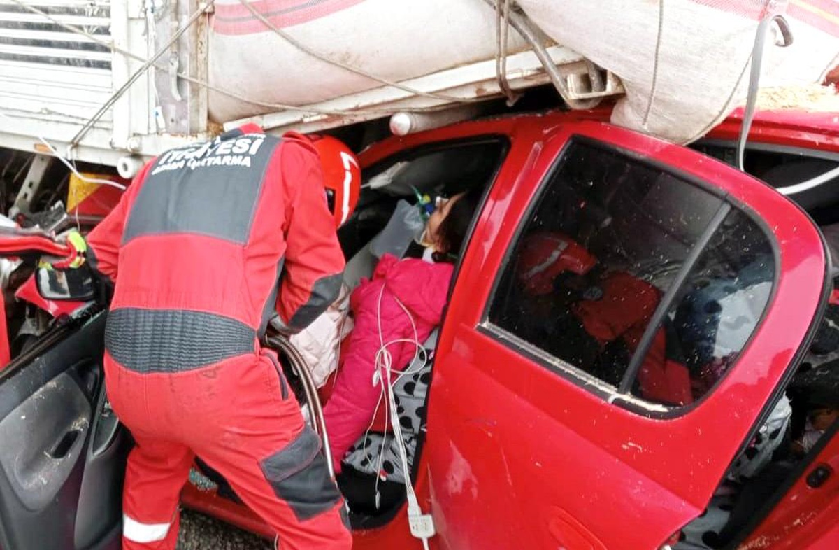 Otomobil kamyonun altına girdi: 1 yaralı