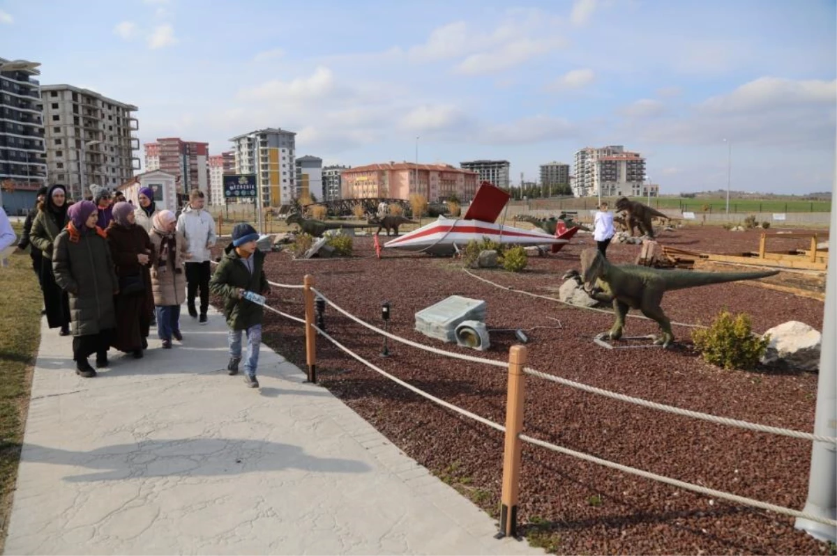 Savaş mağduru çocuklar anneleriyle Edirne\'deki çocuk müzesini gezdi