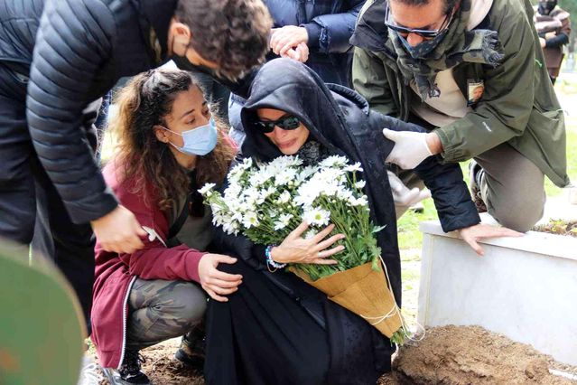 Seray Sever, gözyaşları içerisinde babasına veda etti