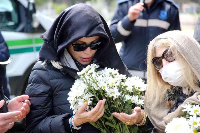 Seray Sever, gözyaşları içerisinde babasına veda etti