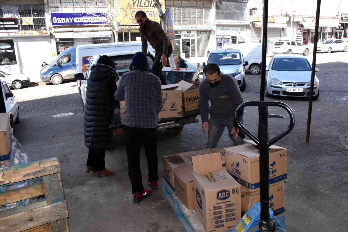 Siverek\'te ihtiyaç sahiplerinin yardımına gönüllüler koşuyor